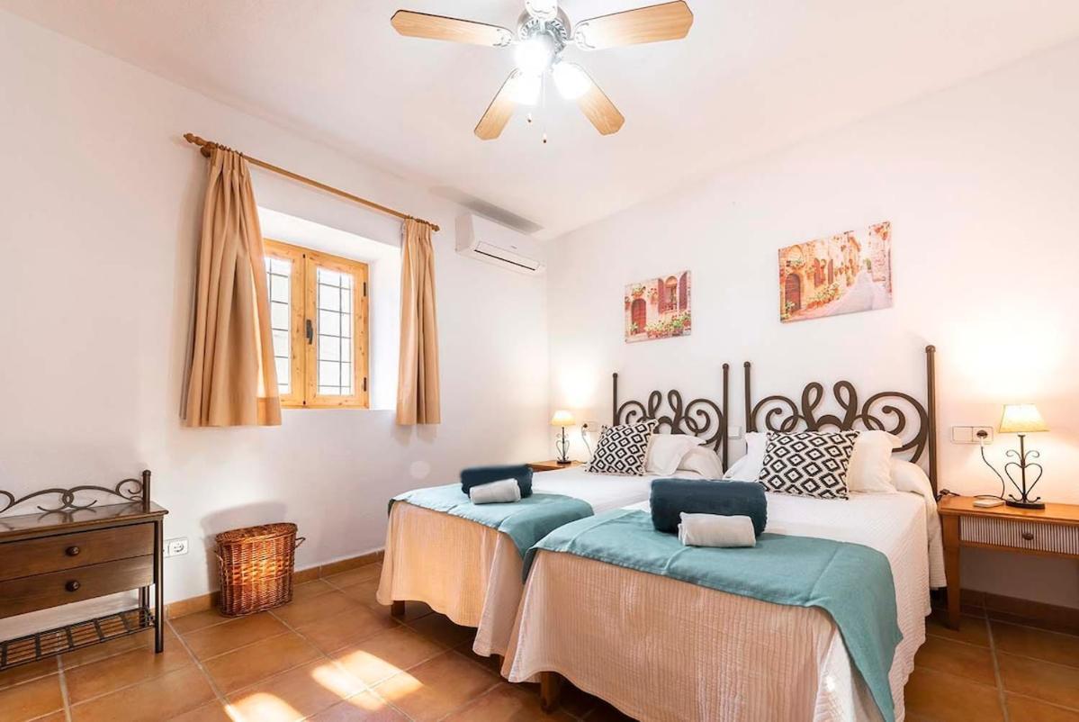 Quiet Family House 850m From The * Cala Llonga (Ibiza)